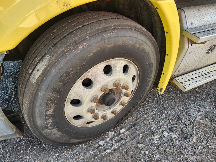 2016-freightliner-semi,-tag-#647-image-4