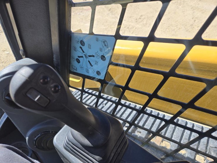 2022-caterpillar-299d-image-23