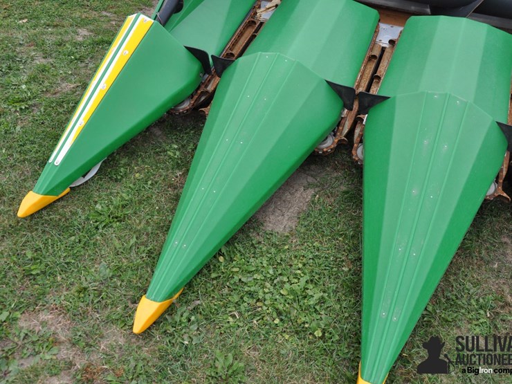 2017-drago-gt-8-30-8r30-corn-head-image-9