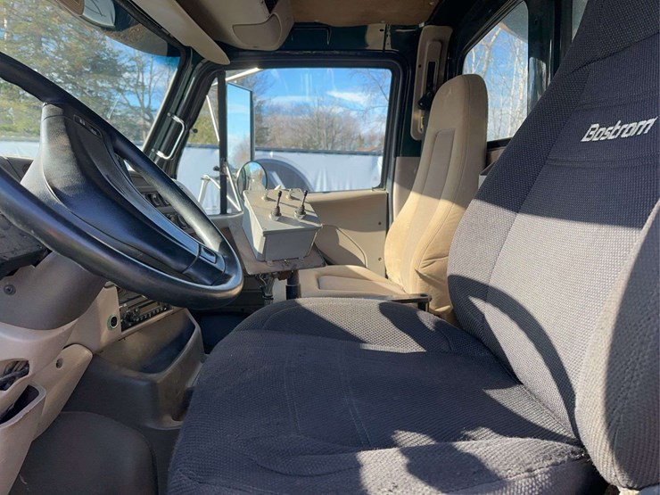 2009-sterling-l9500-image-24