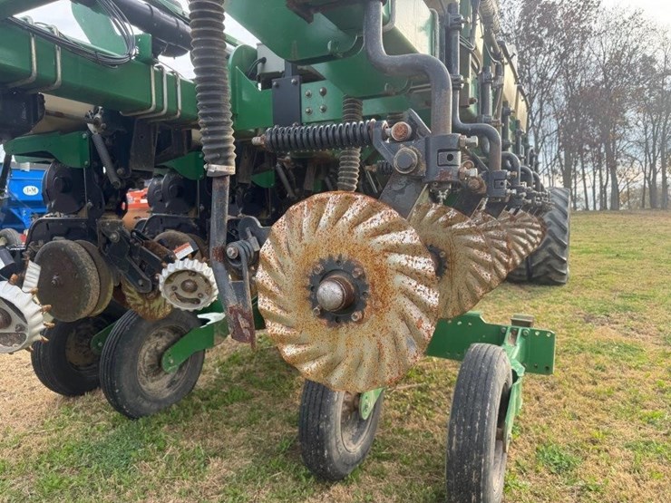 great-plains-yp825r-twin-row-planter-image-15