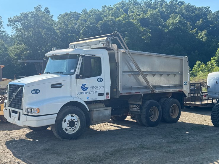 #1302-•-2002-volvo-vhd-truck-with-stainless-dump-bed-image-2