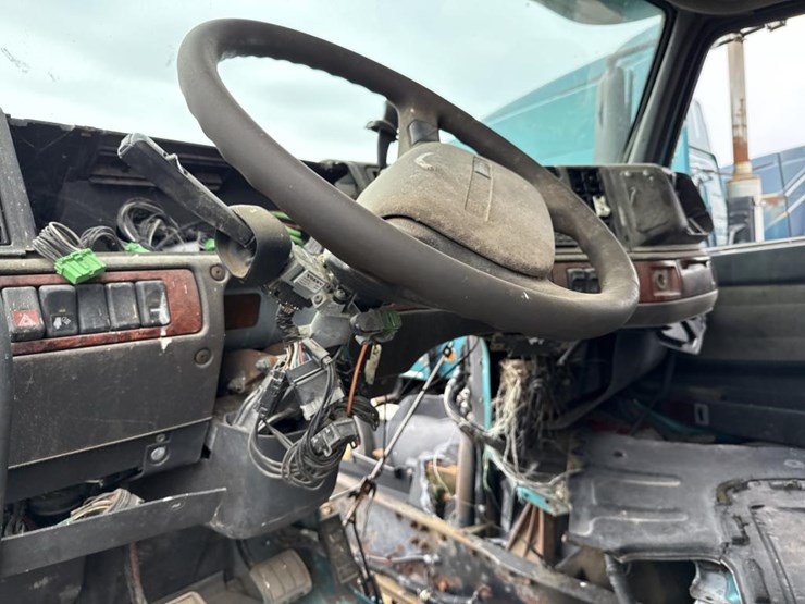 #3153-•-volvo-sleeper-cab-parts-semi-image-18