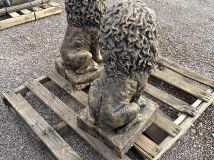 (2)-concrete-lion-statues-image-3