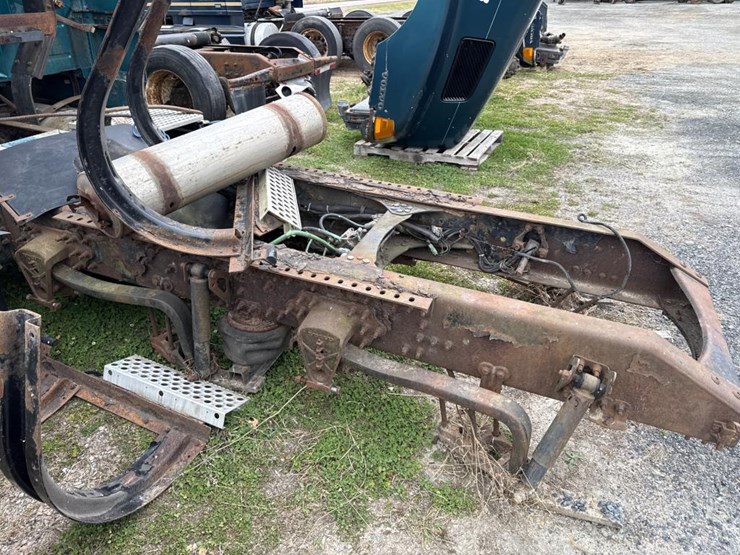 #3153-•-volvo-sleeper-cab-parts-semi-image-25