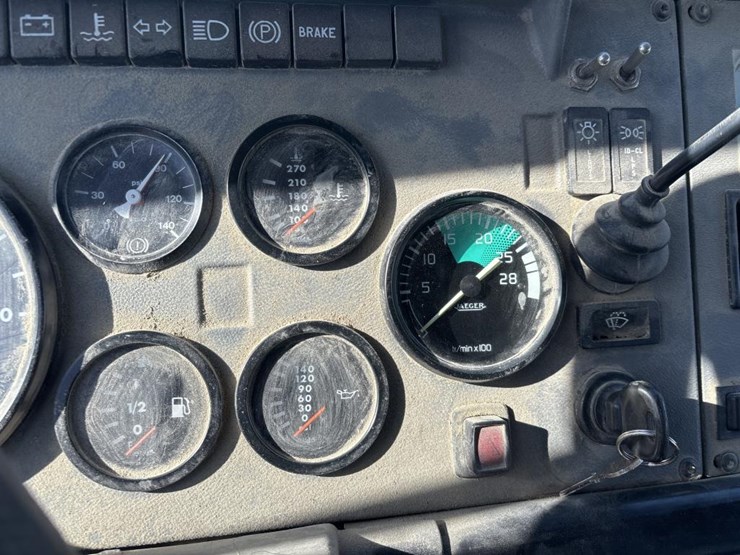 #1337-•-1998-mack-cs200-flatbed-image-38