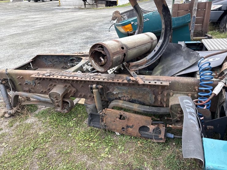 #3153-•-volvo-sleeper-cab-parts-semi-image-23