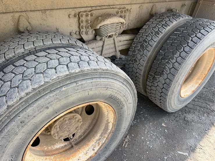 2009-sterling-l9500-image-11