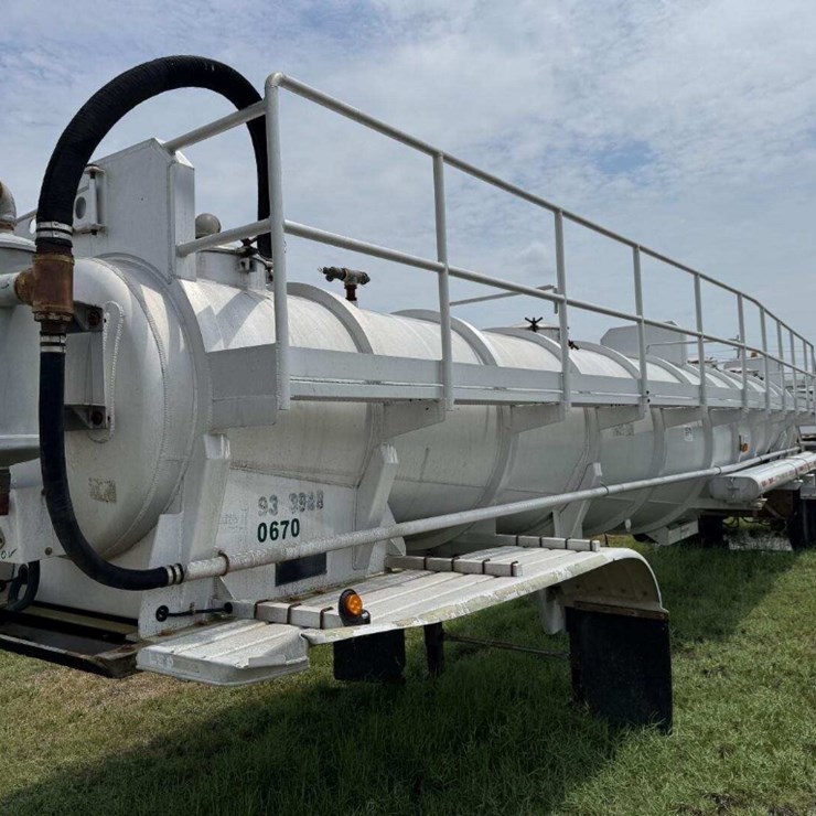 2015 DRAGON 137BBL DOUBLE CONICAL VACUUM TRAILER