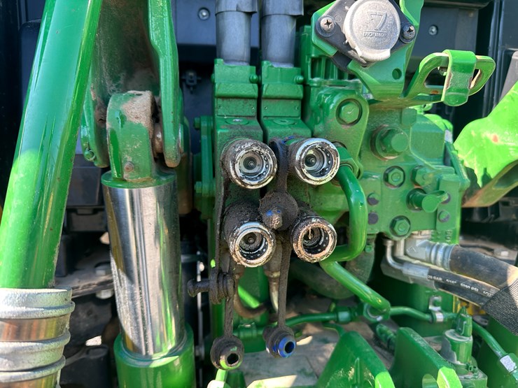 2013-john-deere-6140m-image-16