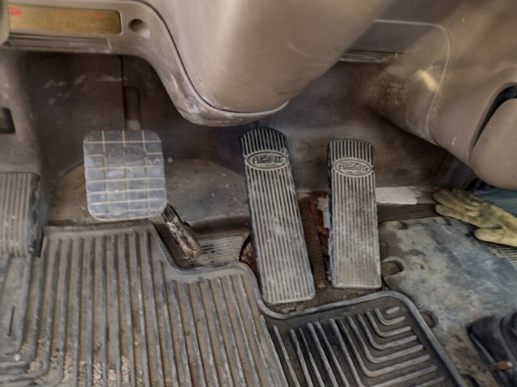 11-peterbilt-truck-tractor^title^-(qea-4044)-image-14