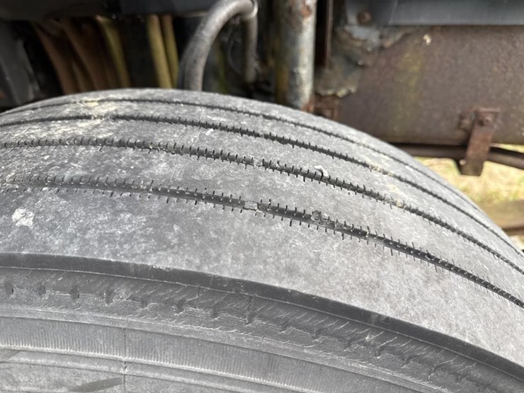 #3153-•-volvo-sleeper-cab-parts-semi-image-30