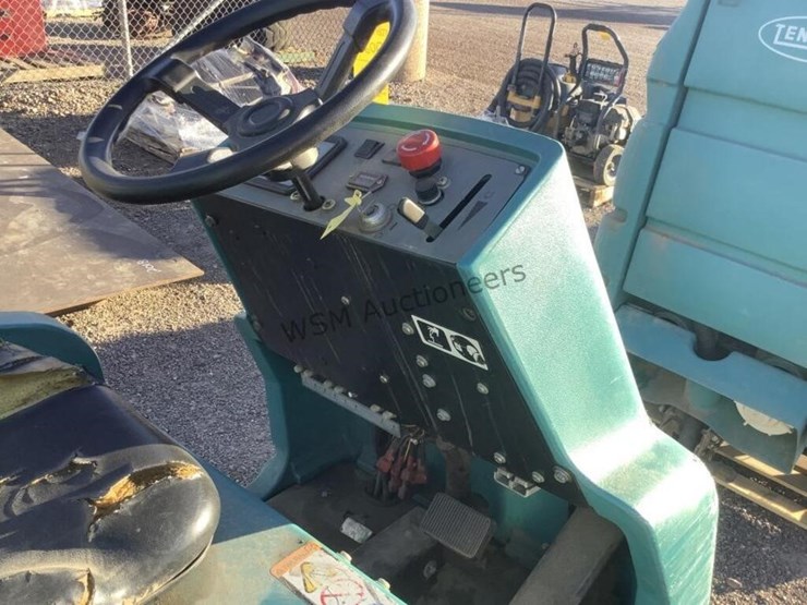 tennant-ride-on-floor-scrubber-image-6