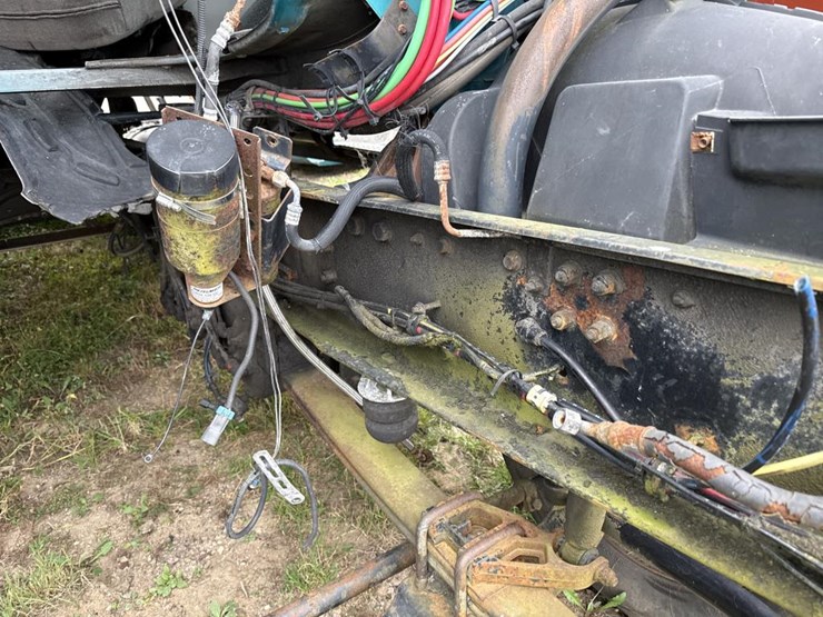 #3153-•-volvo-sleeper-cab-parts-semi-image-11