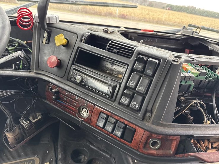 #3155-•-volvo-sleeper-cab-parts-semi-image-21