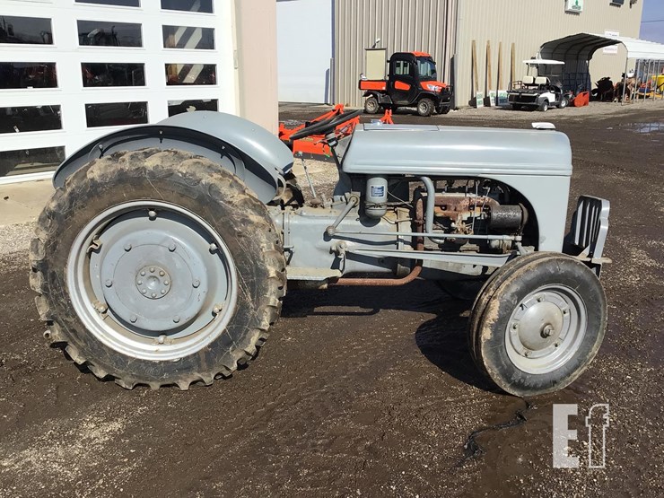 1940-ford-9n-image-1