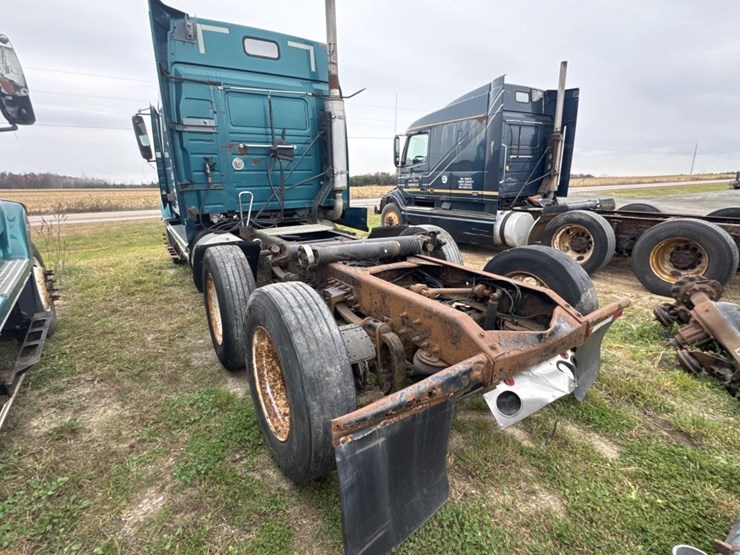 #3154-•-volvo-s60-parts-sleeper-truck-image-6