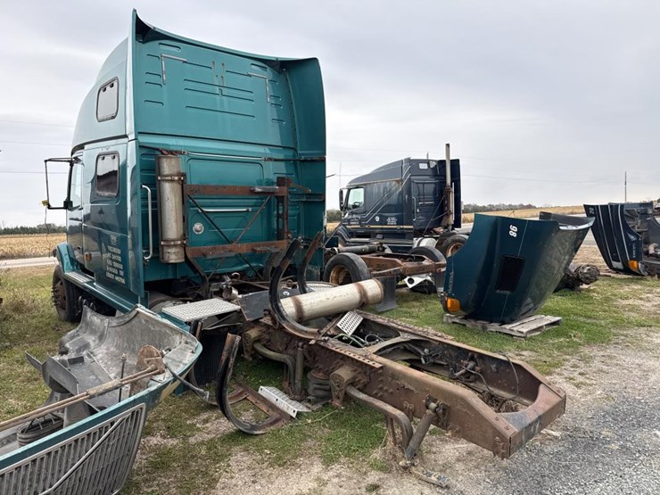 #3153-•-volvo-sleeper-cab-parts-semi-image-3