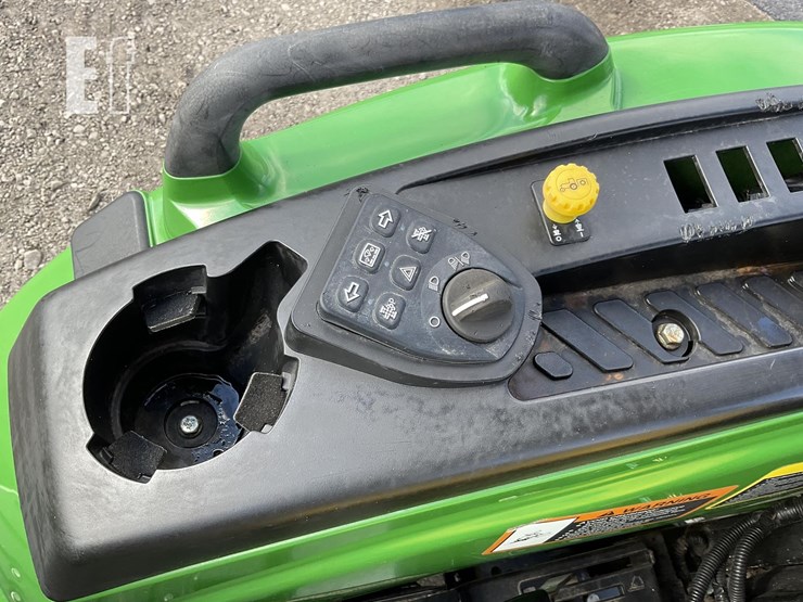 2015-john-deere-4044m-image-18