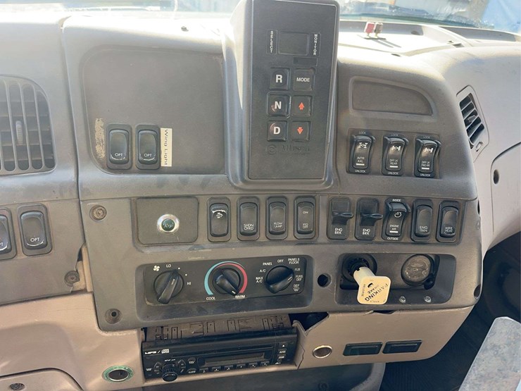 2009-sterling-l9500-image-27