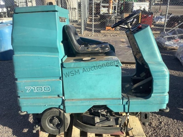 tennant-ride-on-floor-scrubber-image-4