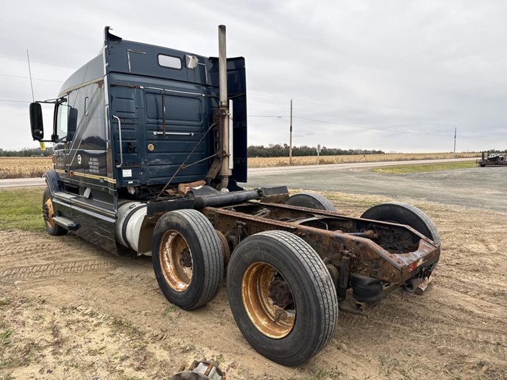 #3155-•-volvo-sleeper-cab-parts-semi-image-3