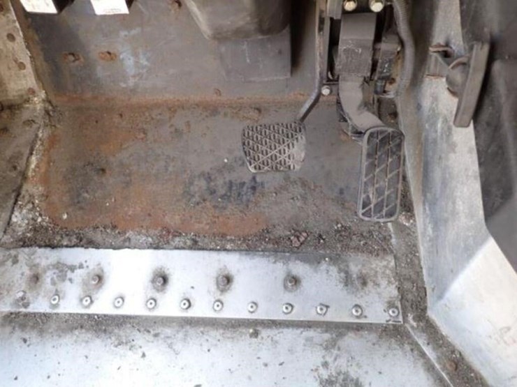 2012-freightliner-mt55-image-17