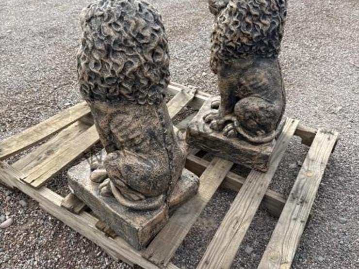 (2)-concrete-lion-statues-image-2