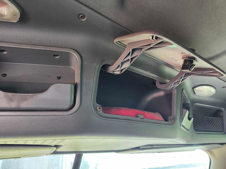 2016-freightliner-semi,-tag-#647-image-23