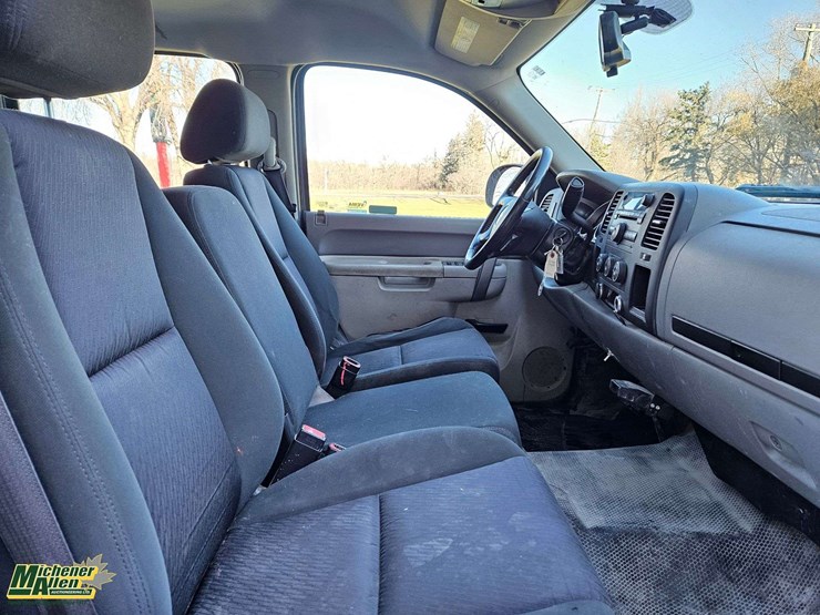 2012-chevrolet-silverado-2500hd-image-33