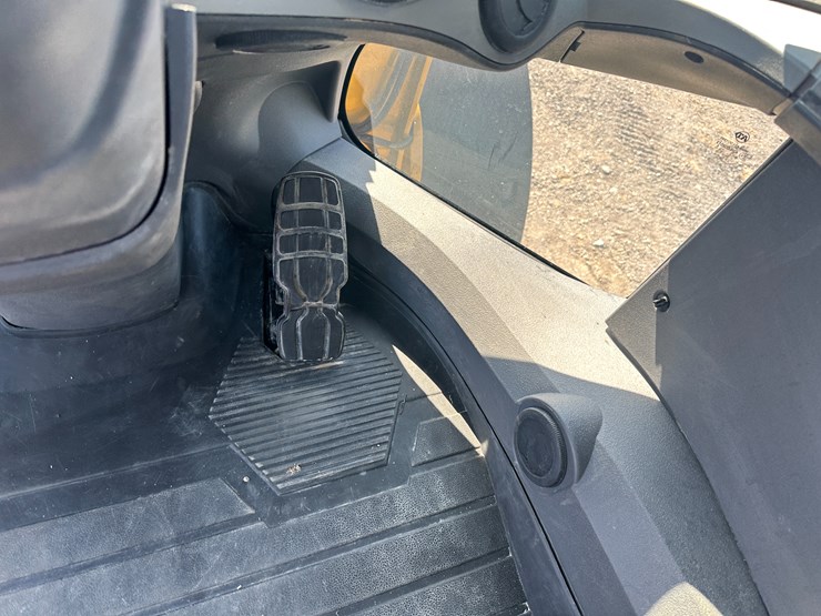 2016-caterpillar-926m-image-89