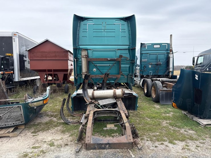 #3153-•-volvo-sleeper-cab-parts-semi-image-4