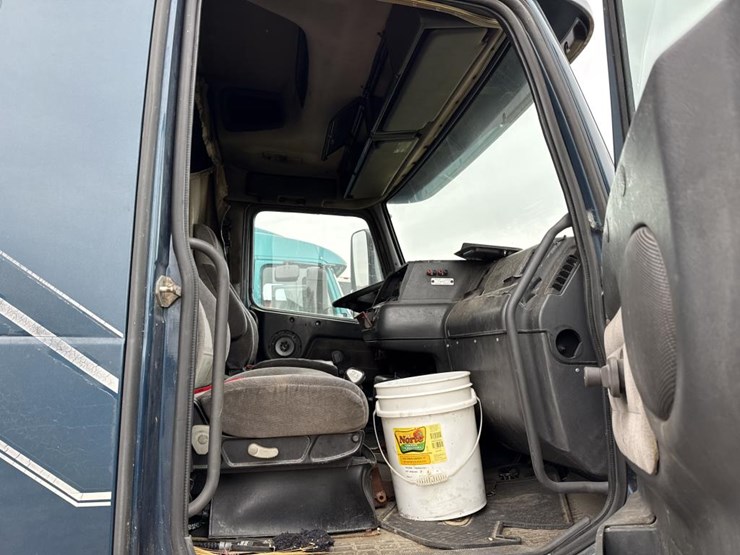 #3155-•-volvo-sleeper-cab-parts-semi-image-18