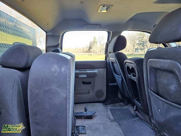 2012-chevrolet-silverado-2500hd-image-36