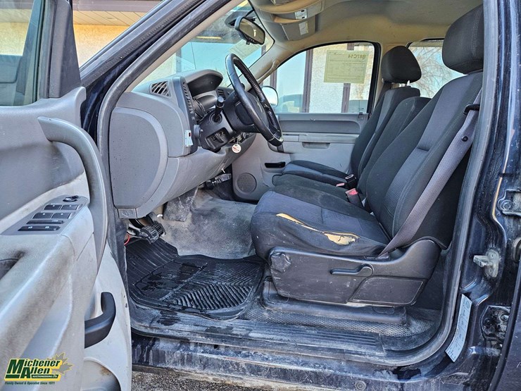 2012-chevrolet-silverado-2500hd-image-30