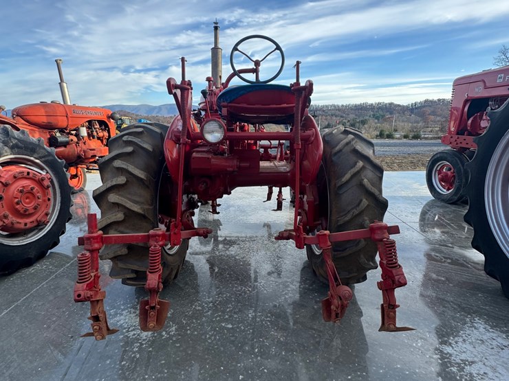 #1139-•-ih-farmall-super-a-tractor-image-2