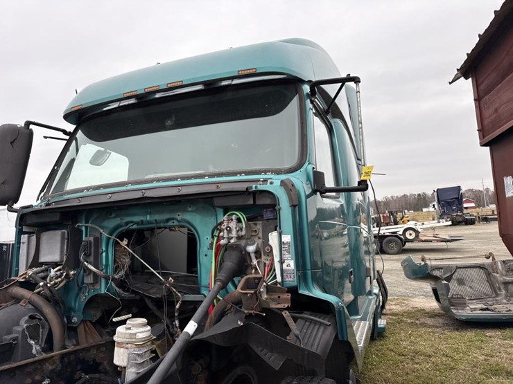 #3153-•-volvo-sleeper-cab-parts-semi-image-14