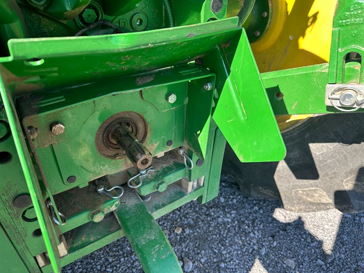 2013-john-deere-6140m-image-17