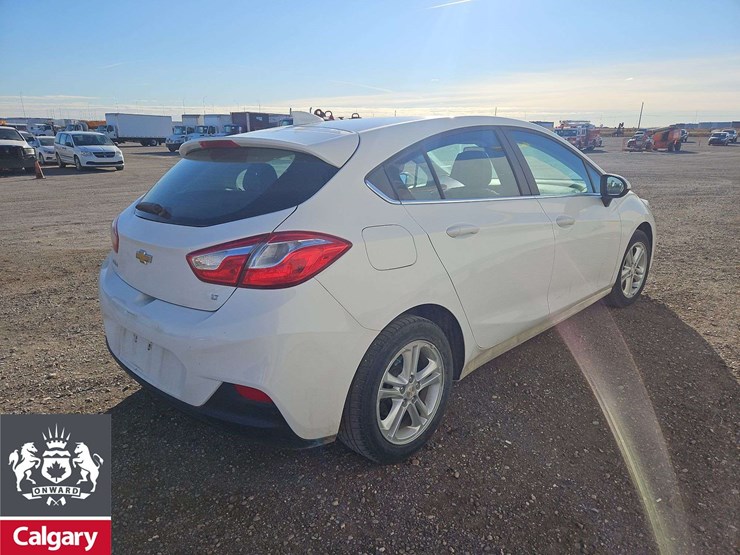 2017-chevrolet-cruze-lt-4dr-hatchback-image-4