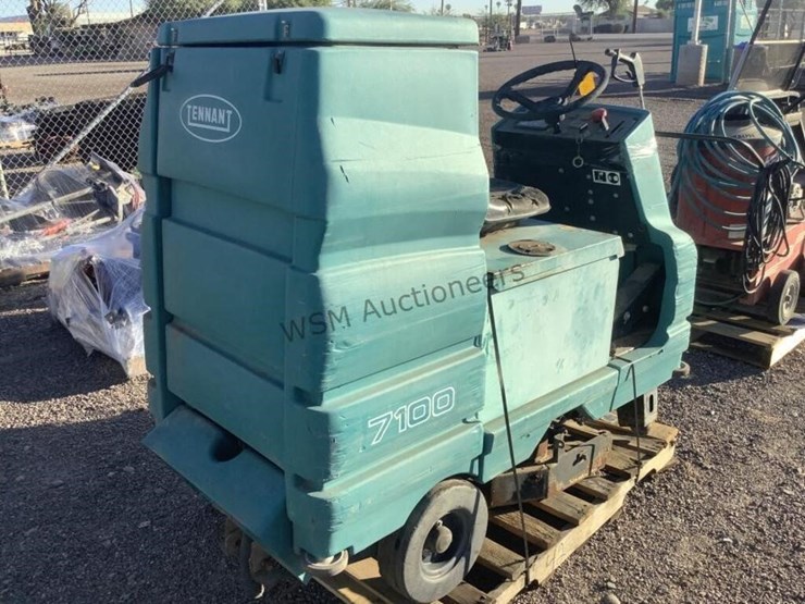 tennant-ride-on-floor-scrubber-image-3