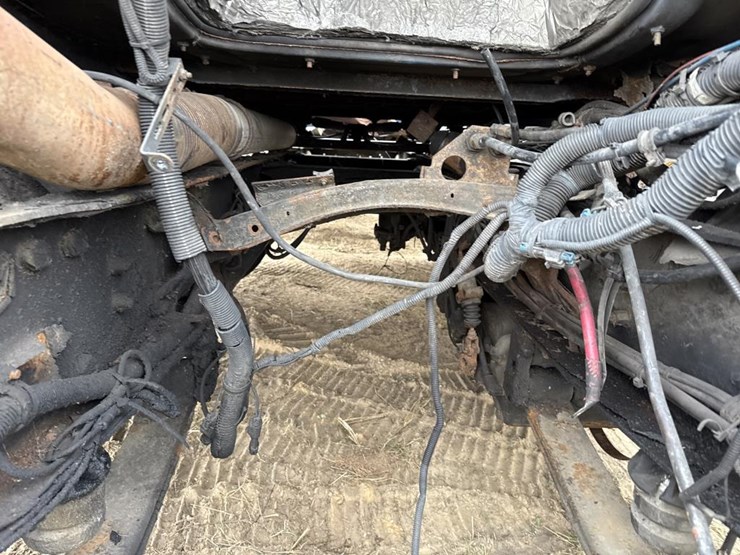 #3155-•-volvo-sleeper-cab-parts-semi-image-12