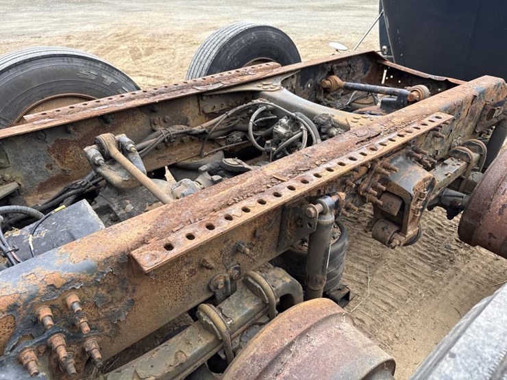 #3155-•-volvo-sleeper-cab-parts-semi-image-30