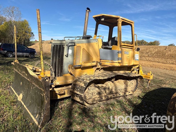 2004-deere-700h-image-1
