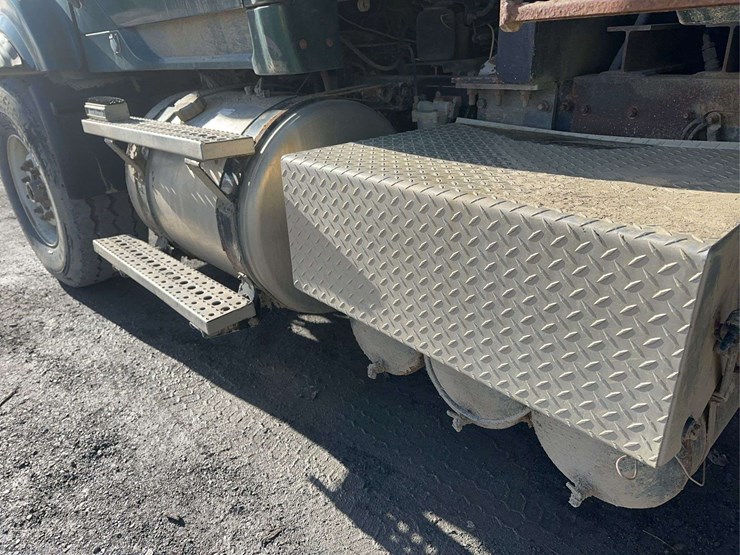 2009-sterling-l9500-image-18