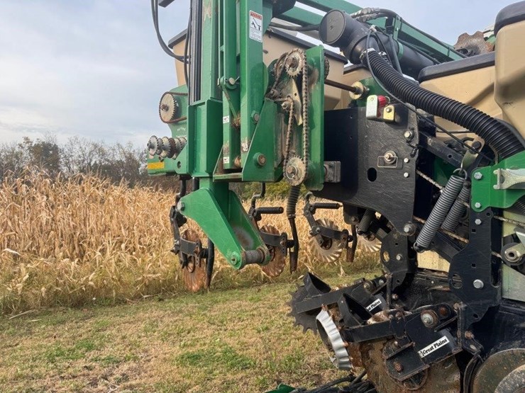 great-plains-yp825r-twin-row-planter-image-8