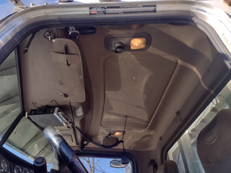 11-peterbilt-truck-tractor^title^-(qea-4044)-image-17