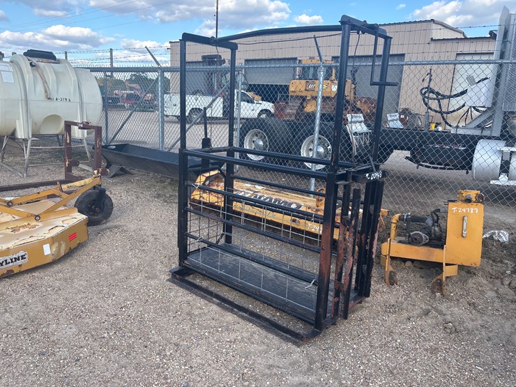 #00943-•-sheep-squeeze-chute-image-1