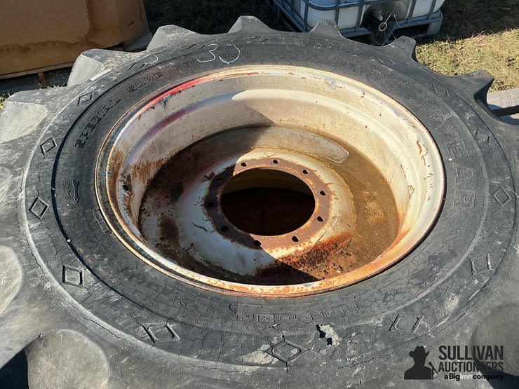 goodyear-24.5-32-tire-on-10-bolt-rim-image-9