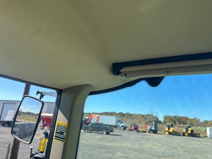 2013-john-deere-6140m-image-63