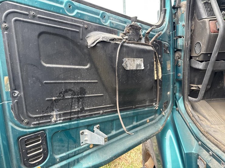 #3153-•-volvo-sleeper-cab-parts-semi-image-15